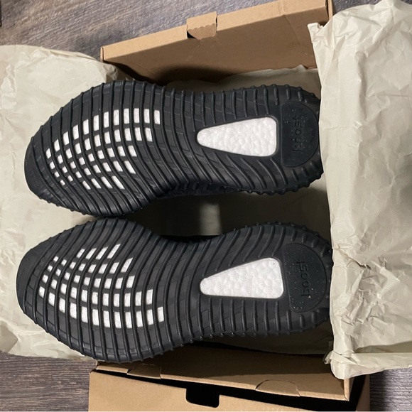 Adidas Yeezy Boost 350 v2 - Picture 3 of 6